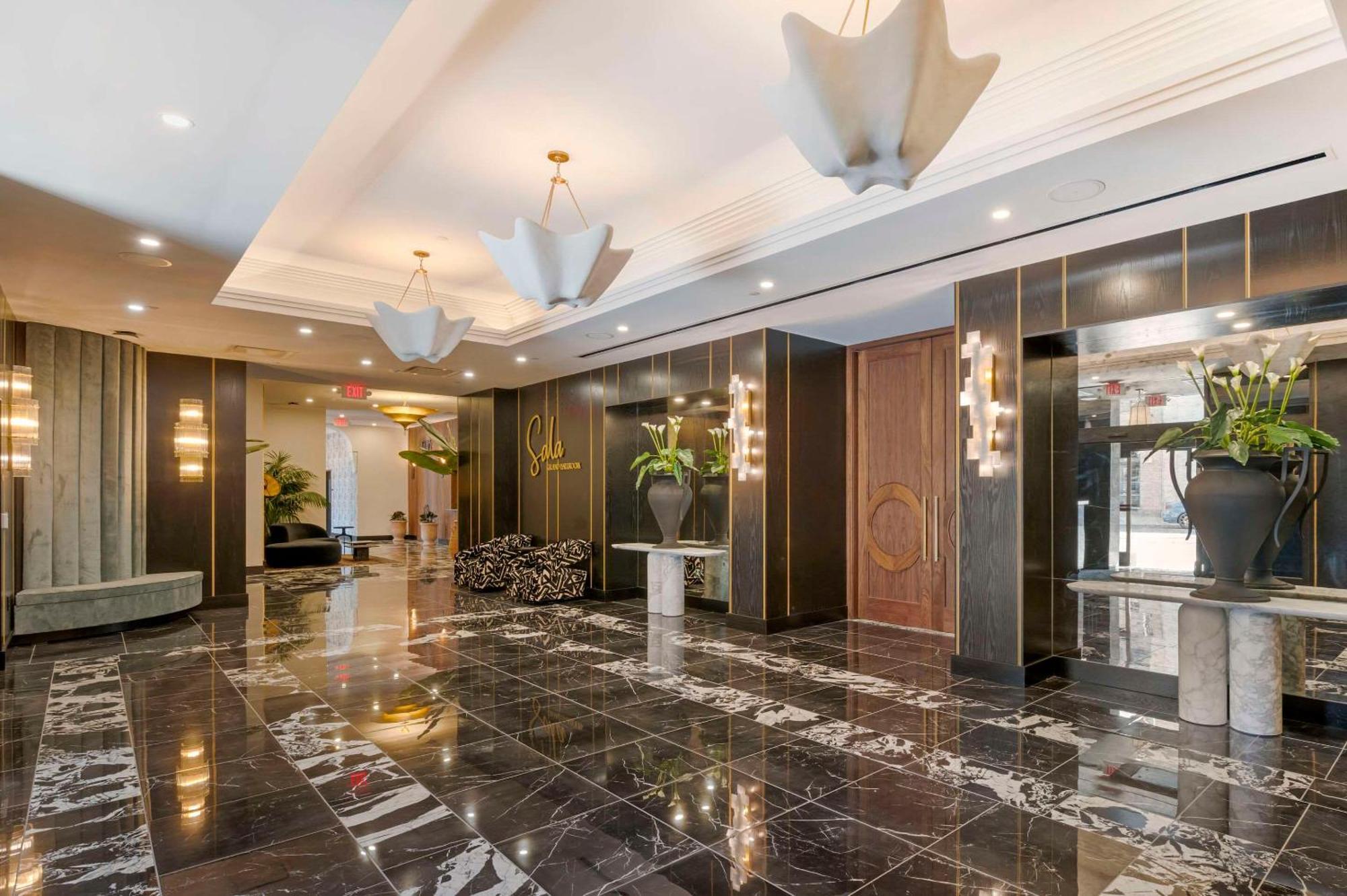 Cambria Hotel Detroit Downtown Exterior photo